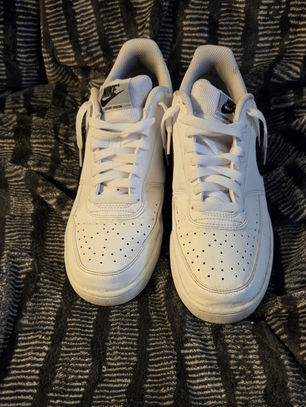 Nike White Low-Top Sneakers with Black Swoosh 9 1/2 - Picture 4 of 8